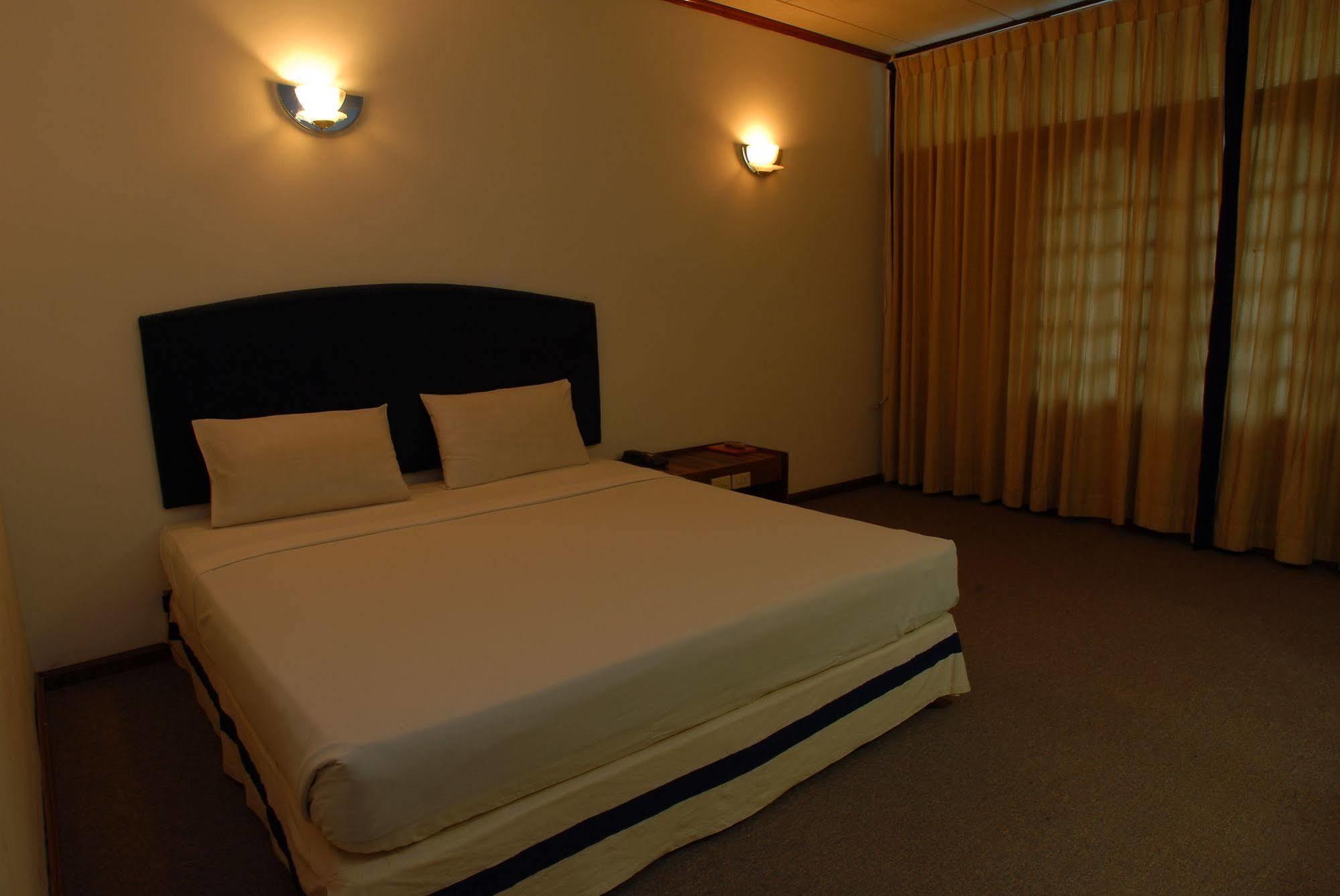 Myanmar Life Hotel Yangon Exterior foto